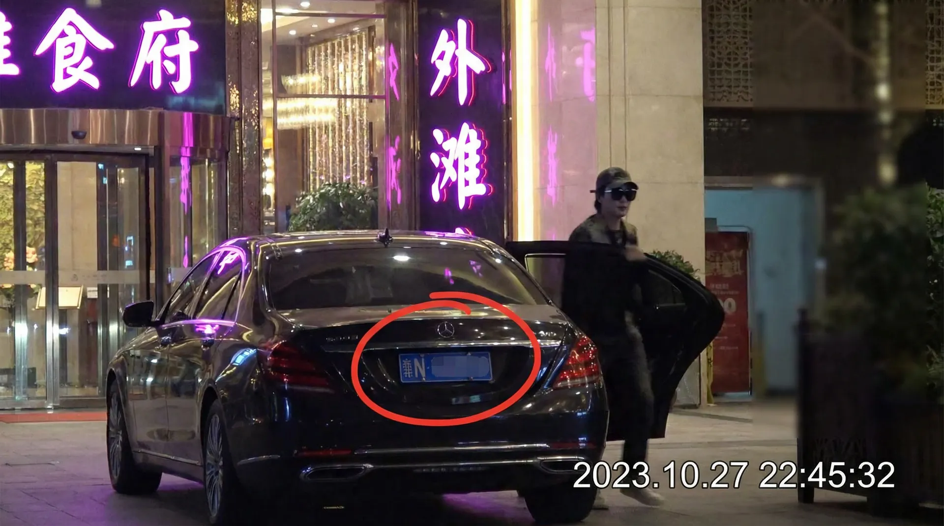 《黑料大赛》_黑料大赛最新地址 | 深度揭秘黑料大赛 - 豪车餐厅外被拍